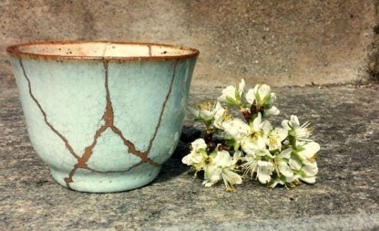 L'arte del Kintsugi: una lezione di resilienza e molto, molto di più.